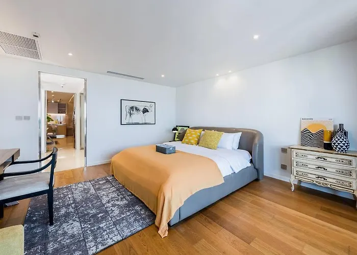 Iconic Skyline, Big Apartment, Great Location *